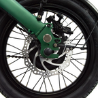 Hinterradbereich eines E-Klapprads mit Bremse, Bremsscheibe und Reifen, grüner Rahmen und schwarze Achse